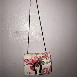 Flowery bag with horseshoe In front